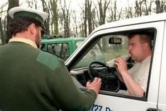 Ein Beamter der Polizei nimmt bei einem Autofahrer eine Alkoholkontrolle vor. Für Asthmatiker können Alkoholkontrollen derPolizei böse enden. (Foto: dpa)