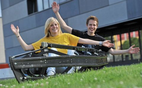 Die Studenten der Technischen Universität Chemnitz, Colin Gerstenberger und Meike Röhrkohl (v.l.) präsentieren auf dem Campusgelände der TU ein neuartiges Carbon-Boot. (FOTO: DPA)