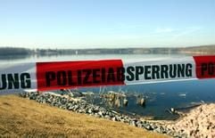 Mit einem rot-weißen Band hat die Polizei am Montag (12.03.2007) eine Stelle am Sandersdorfer See nahe Bitterfeld abgesperrt, an der eine Babyleiche entdeckt worden war. (Foto: dpa)