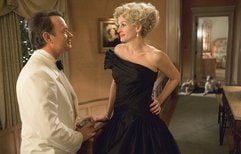Der Kongressabgeordnete Charlie Wilson (Tom Hanks) im Gespräch mit seiner Geliebten Joanne Herring (Julia Roberts). Der Film «Der Krieg des Charlie Wilson» zeigt, wie ein kleiner Kongressabgeordneter die Weltgeschichte beeinflussen kann. (Foto: dpa)