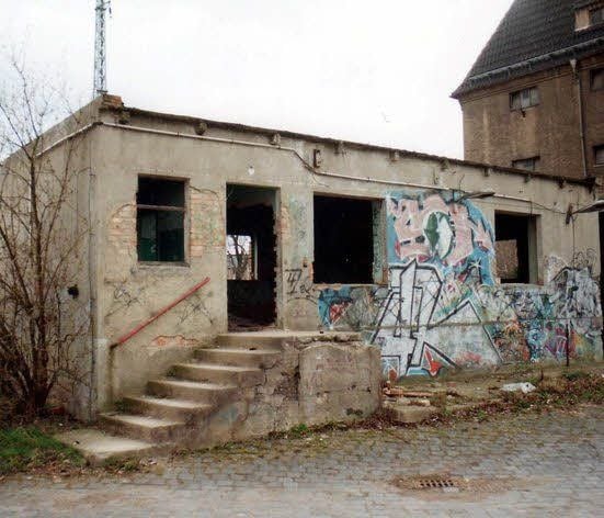 Der Flachbau hinter dem Häuschen war mal Tankstelle für den Westbesuch.