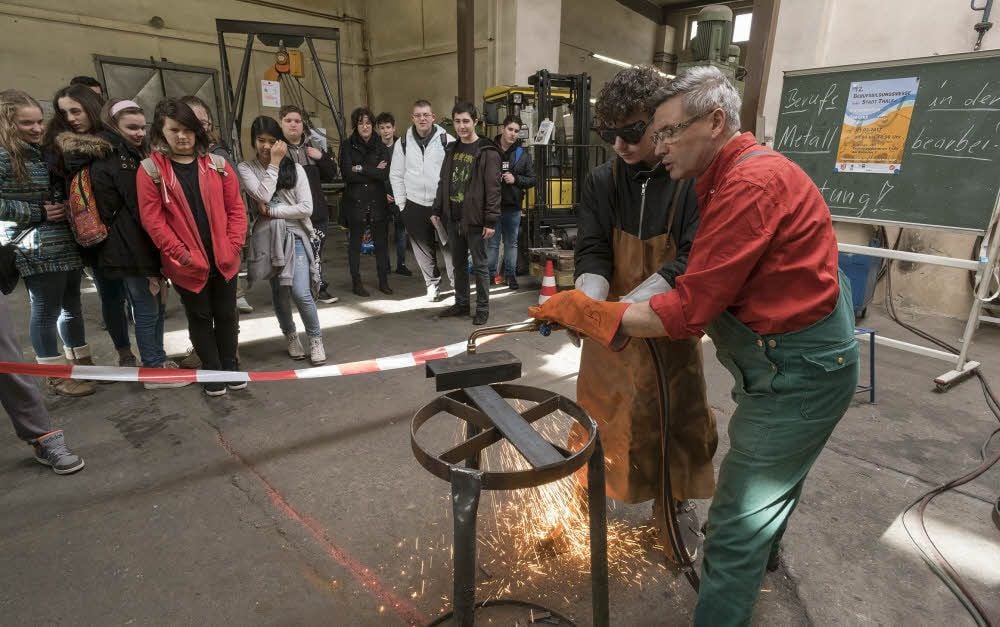 Nur gucken - nicht anfassen! Ausbilder Bernd Rößler zeigt im Schweißerbereich, wie eine Metallplatte getrennt wird