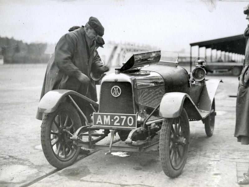 Lionel Martin und sein Aston Martin: Der Firmengründer auf der Rennstrecke von Brooklands Anfang der 1920er Jahre.