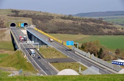 Blick auf das einzige, bisher in Betrieb befindliche Teillstück der A44 Kassel-Eisenach bei Walburg. (FOTO: DPA)