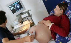 In der Medizinischen Vorsorge- und Rehabilitationseinrichtung für Schwangere «Haus an der Sonne» im brandenburgischen Bad Saarow (Oder-Spree) untersucht Schwester Brigitte mit einem Ultraschallgerät den Bauch einer Schwangeren. (Foto: dpa)