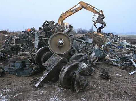 Trümmer werden am 31.01.2011 am Ort des Eisenbahnunglücks bei Hordorf (Sachsen-Anhalt) beseitigt. (FOTO: DPA)