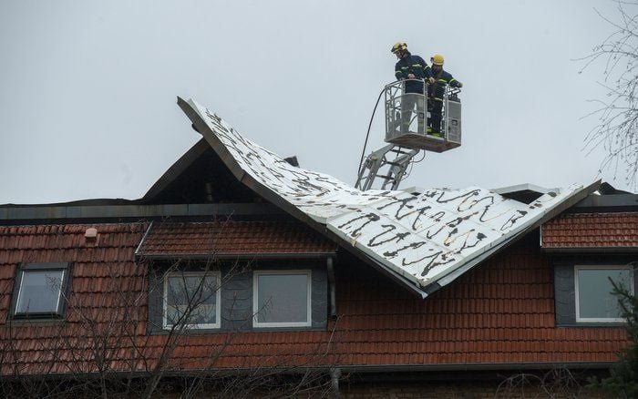 Die THW-Helfer Volker Damköhler und Christian Müller (r.) fahren mit der Blankenburger Drehleiter auf das Dach des Hauses um sich einen besseren Überblick zu verschaffen. Dabei hatten sie eine Funk-Videokamera, so konnte THW-Chef Lars Deuter im Einsatzwagen sofort den Schaden einschätzen und Maßnahmen einleiten.
