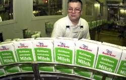 Milchkartons in einer Fertigungsanalage (Foto: dpa)