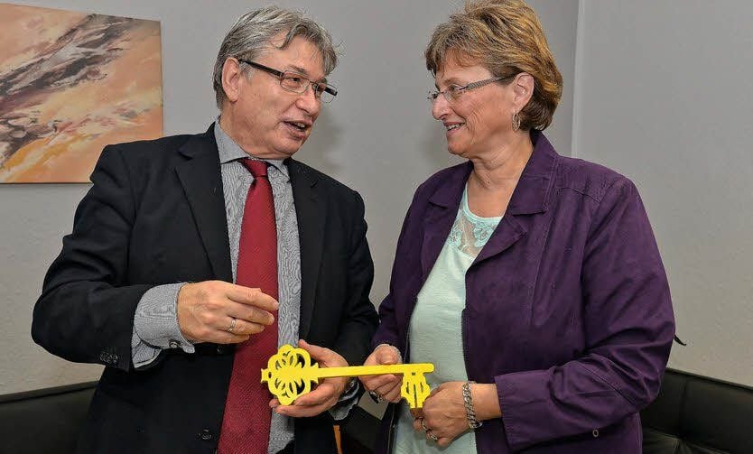OB Peter Kuras übergibt Kathrin Hinze den symbolischen Schlüssel.