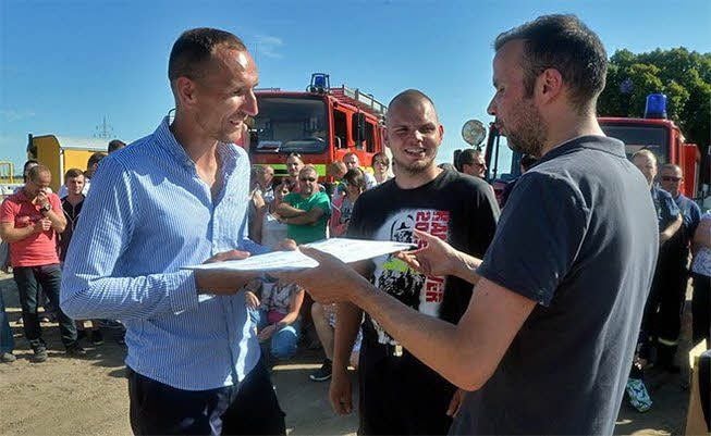 Dietmar Ernst (r.) übergibt an Niko Przybille einen symbolischen Scheck.