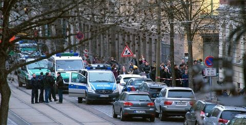 Sicherheitskräfte stehen vor der International School in Leipzig. (FOTO: DPA)