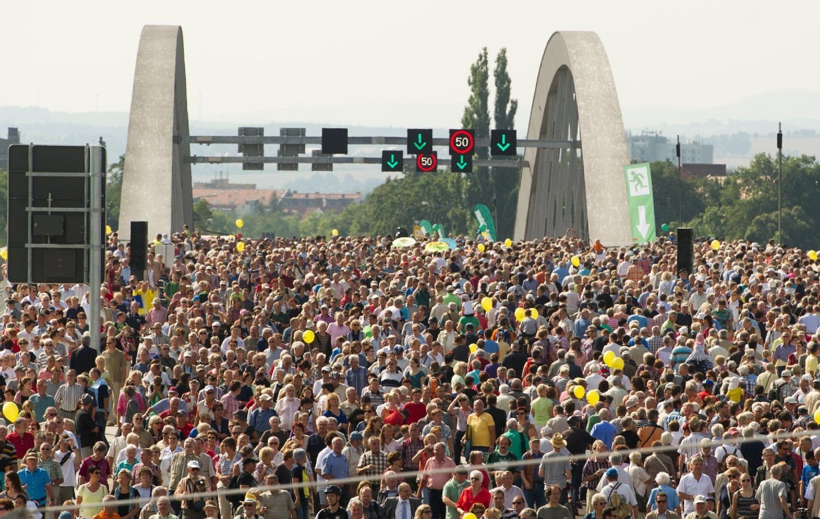 Besucher besichtigen zur Eröffnung am 24.08.2013 die umstrittene Waldschlößchenbrücke in Dresden.
