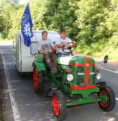 Mit Hänger geht es auf Tour.