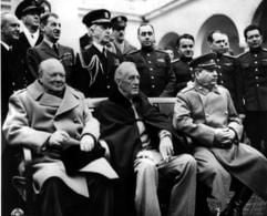 In Jalta auf der Krim treffen sich im Februar 1945 der britische Premierminister Winston Churchill, US-Präsident Franklin D. Roosevelt und der sowjetische Diktator Josef Stalin (v.l.) zu einer Konferenz über die Neugestaltung Europas nach dem Zweiten Weltkrieg. (Foto: dpa)