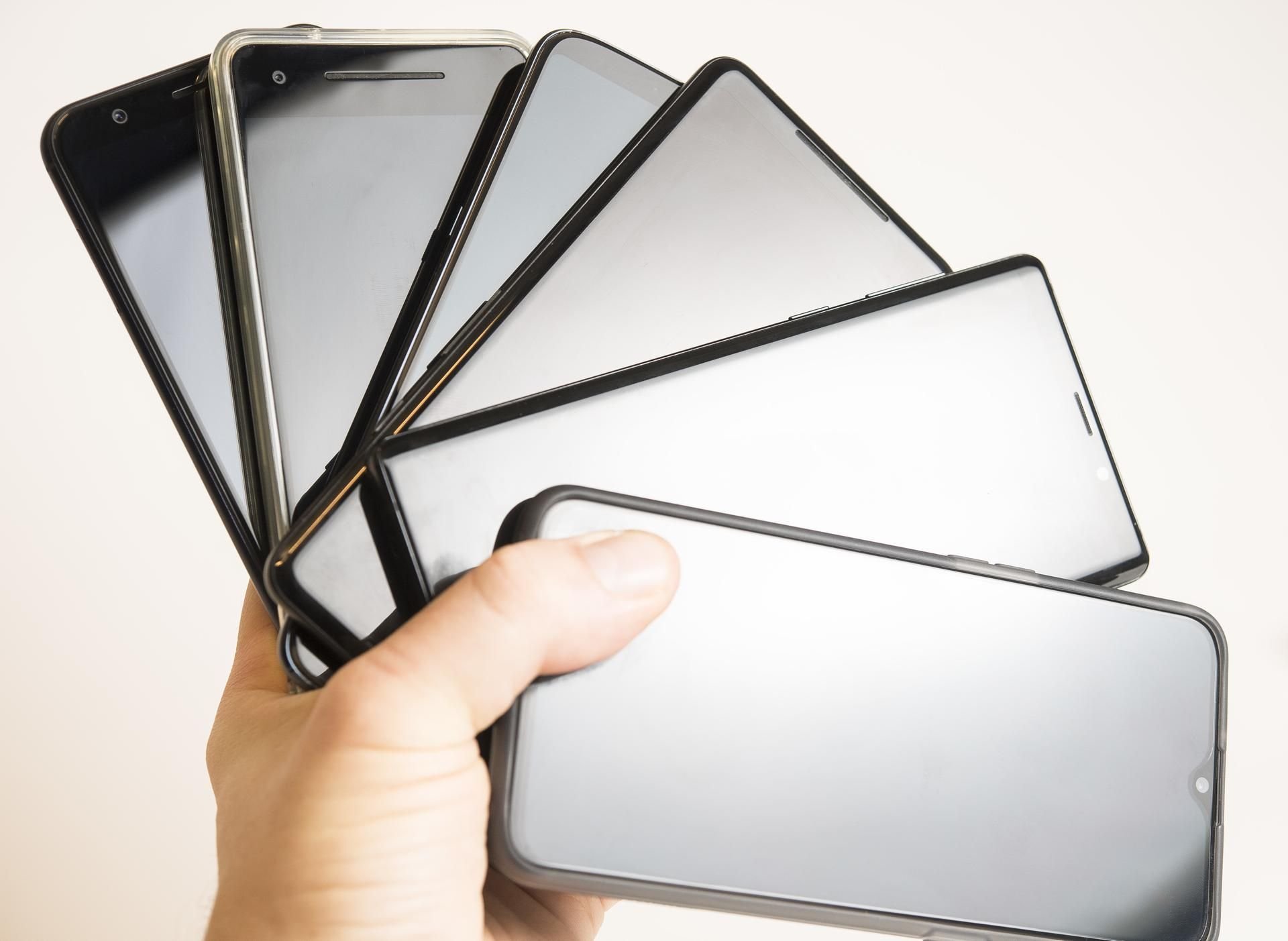 Gute Smartphones gibt es auch gebraucht: Auf Online-Marktplätzen, Kleinanzeigenportalen, Verkäufer-Plattformen und Dienstleister-Seiten finden sich etliche Angebote, die deutlich unter dem Neupreis liegen.