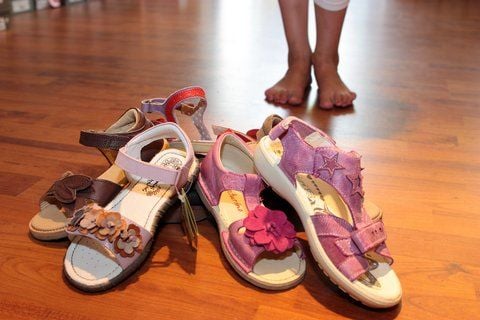 Zahlt der Veranstalter für Kindersandalen, wenn die Reise nicht zustande kam? (FOTO: DPA-TMN)