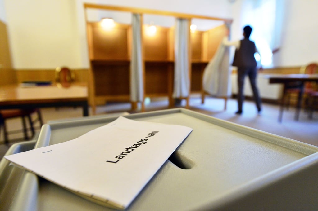 Ein Stimmzettel zur Landtagswahl liegt auf einer Wahlurne.