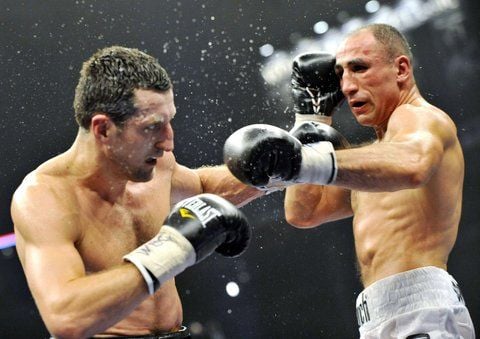 Der Brite Carl Froch (l.) besiegt Arthur Abraham verliert nach Punkten im Kampf um den WM-Titel im Supermittelgewicht beim Super Six Turnier in Helsinki. (FOTO: Archiv/AFP/LEHTIKUVA/JUSSI NUKARI)