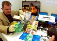 In Sachsen-Anhalts Landeskriminalamt in Magdeburg präsentiert am Freitag (26.09.2003) der Kriminalhauptkommissar Torsten Kobow beschlagnahmte Bücher, Videos und Datenträger. (Foto: dpa)