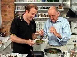 ARD/WDR: "Alfredissimo!" am Freitag (07.12.01) um 16:30 Uhr im Ersten. Alfred Biolek (r) serviert seinem Gast, dem Schauspieler Heino Ferch, ein Steinbeisser-Filet mit Rucola-Bohnen. Heino Ferch hat ein Kaninchen in Weisswein geschmort und dabei erzählt, dass er am liebsten unkomplizierte und leichte Gerichte schätzt, die er gern gemeinsam mit Freunden zubereitet.