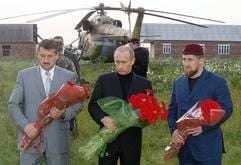 Ungeachtet des schwersten Rebellenüberfalls inGrosny seit Monaten hat der russische Präsident Wladimir Putin (m.) amSonntag den Krisenherd Tschetschenien besucht. Eine Woche vor derPräsidentenwahl in der Teilrepublik am 29. August legte Putin einenKranz am Grab des getöteten Republikschefs Achmat Kadyrow in dessenHeimatort Zentoroj nieder, meldete die Agentur Ria-Nowosti. (Foto: dpa)