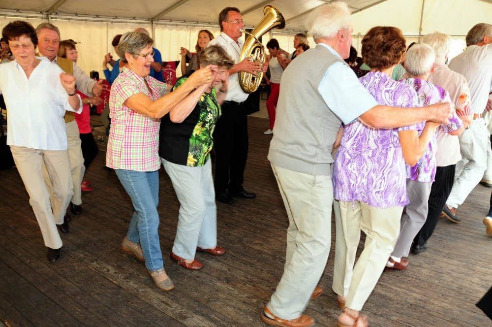Gute Stimmung herrscht im Festzelt in Mügeln aufgrund der Klänge der Lustigen Blasmusikanten aus Seyda. Hier wird die Annemarie-Polka getanzt. Ralf Müller heizt mit seiner Tuba die Atmosphäre vor Ort auf dem Parkett an.