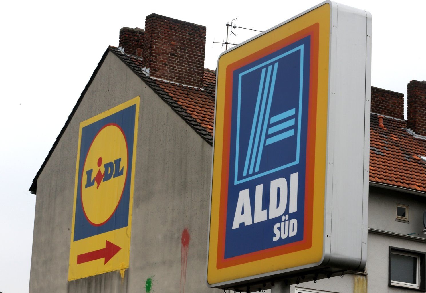 Verkaufen laut Greenpeace schadstoffarme Klamotten: Lidl und Aldi.