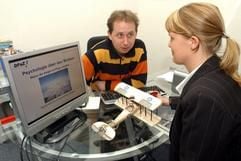 Der Psychologe Marc Roman Trautmann berät eine junge Frau im Flugangstzentrum am Flughafen in Düsseldorf (Foto: dpa)