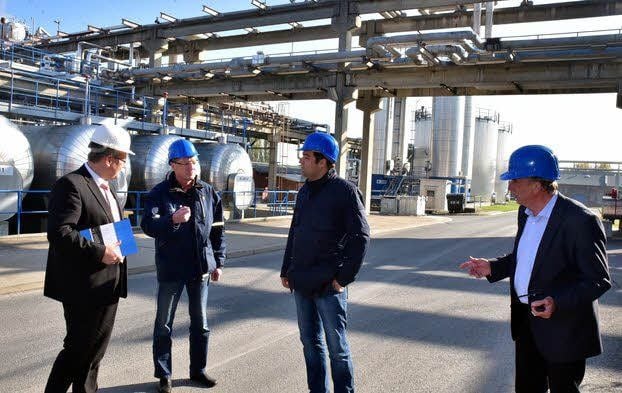 Landrat Götz Ulrich (links) lässt sich durch die Anlagen der Bitumenproduktion führen.