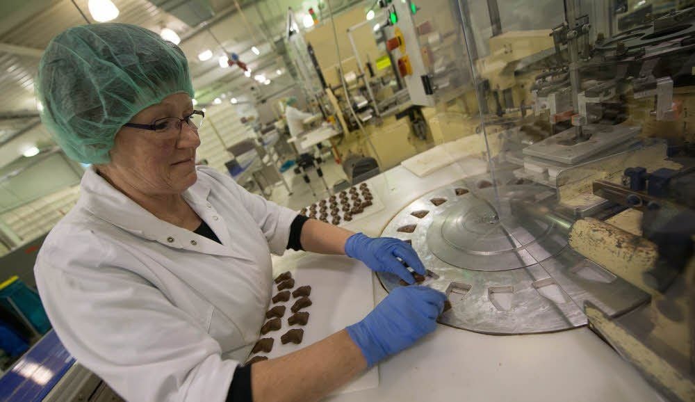 Ostern steht vor der Tür. Hildrun Völkering schiebt dieser Tage mehr als 40 000 Häschen pro Schicht in die Einwickelmaschine.