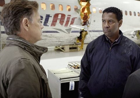 Charlie Anderson (Bruce Greenwood, l.) und Whip Whitaker (Denzel Washington) besichtigen das Wrack von Flug 227 in einer Szene des Kinofilms «Flight». (FOTO: DPA)