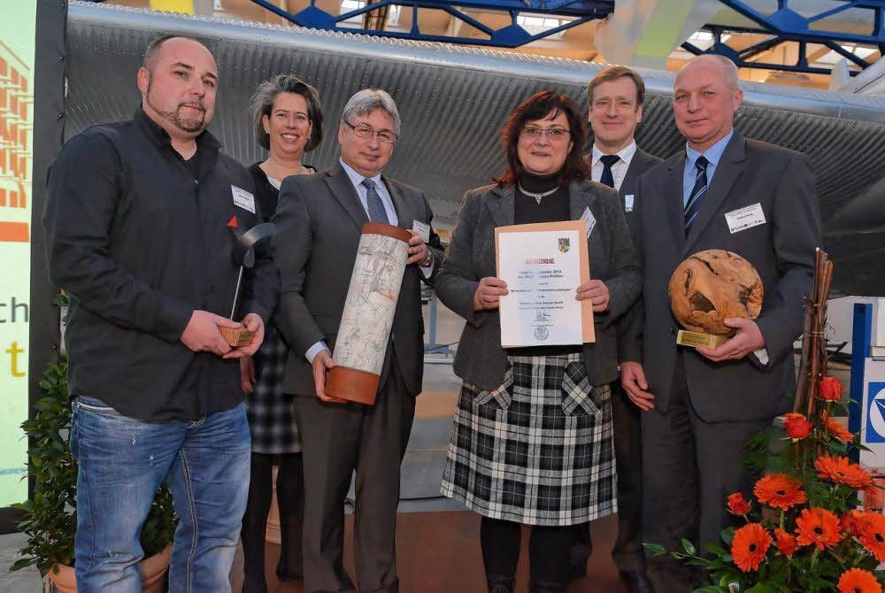 Oberbürgermeister Peter Kuras (3.v.l.) und Staatssekretärin Tamara Zieschang (2.v.l.) mit Preisträgern