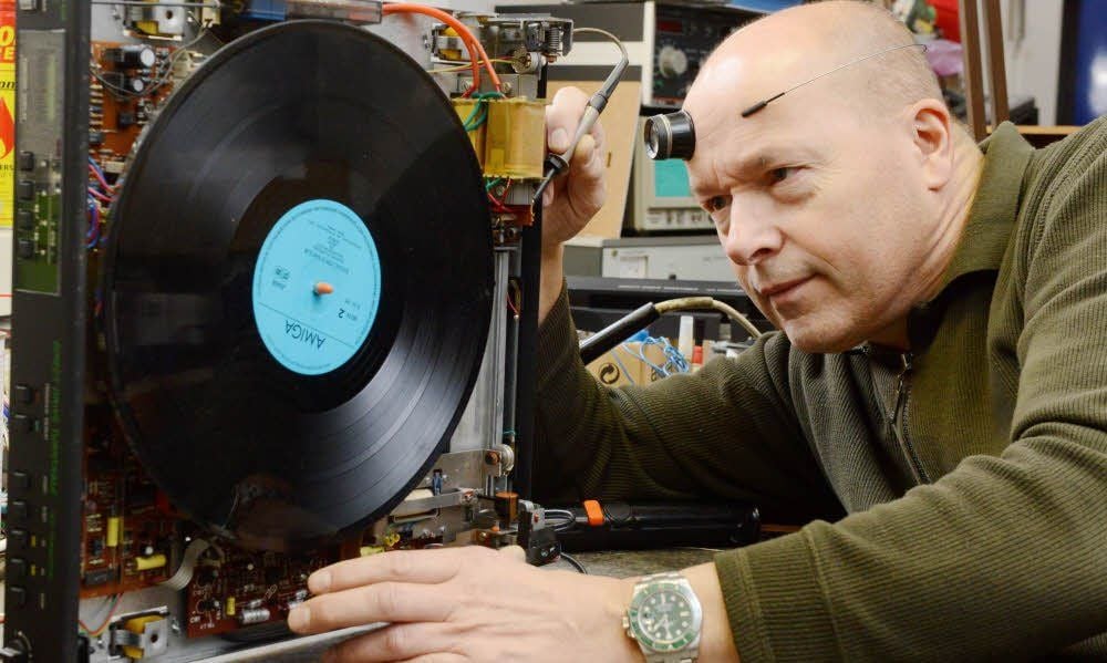 Fachmännischer Blick Frank Henneberger repariert vom Röhrenradio bis zur Lautsprecherbox alles - auch den DDR-Plattenspieler "PA1205".
