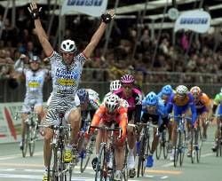 Der italienische Radprofi Mario Cipollini (Acqua&Sapone) jubelt am Sonntag (12.05.2002) in Münster über seinen Sieg auf der ersten Etappe des Giro d'Italia über 211 Kilometer vom niederländischen Groningen in die Domstadt.
