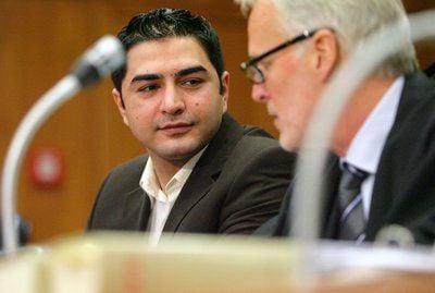 Der aus Afghanistan stammende Deutsche Omid S. (l) und sein Anwalt sitzen auf der Anklagebank im Oberlandesgerichtes in Frankfurt/Main. (FOTO: DPA)