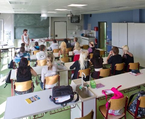 Schülerinnen und Schüler werdenin der Sekundarschule «Wilhelm Weitling» in Magdeburg im Fach Chemie unterrichtet. (FOTO: DPA)