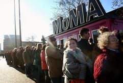 Eine lange Besucherschlange steht am Freitag (20.02.2004) vor der Neuen Nationalgalerie in Berlin. Etwa eine Millionen Besucher werden für die Ausstellung "Das MoMA in Berlin" des New Yorker Museum of Modern Art erwartet, die bis September in der Hauptstadt zu sehen ist. (Foto: dpa)
