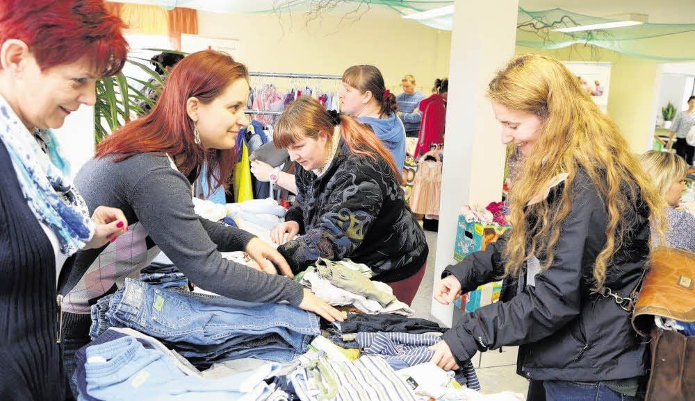 Freude auf beiden Seiten: Verkäuferinnen freuen sich über guten Absatz und Käuferinnen über viele Schnäppchen.