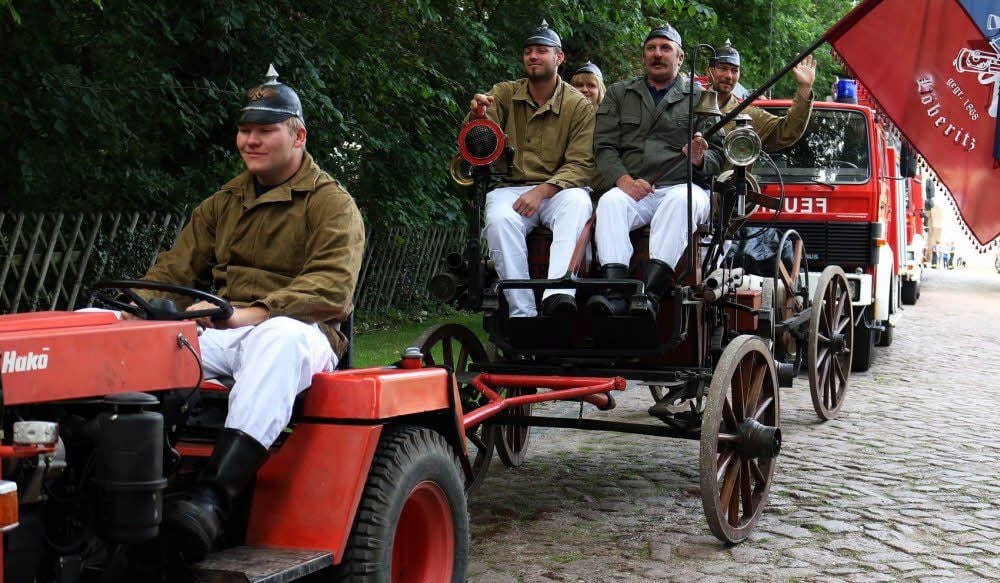 Die Kameraden der Feuerwehr Löberitz rückten mit einer alten Pferdespritze aus dem Jahre 1914 an.