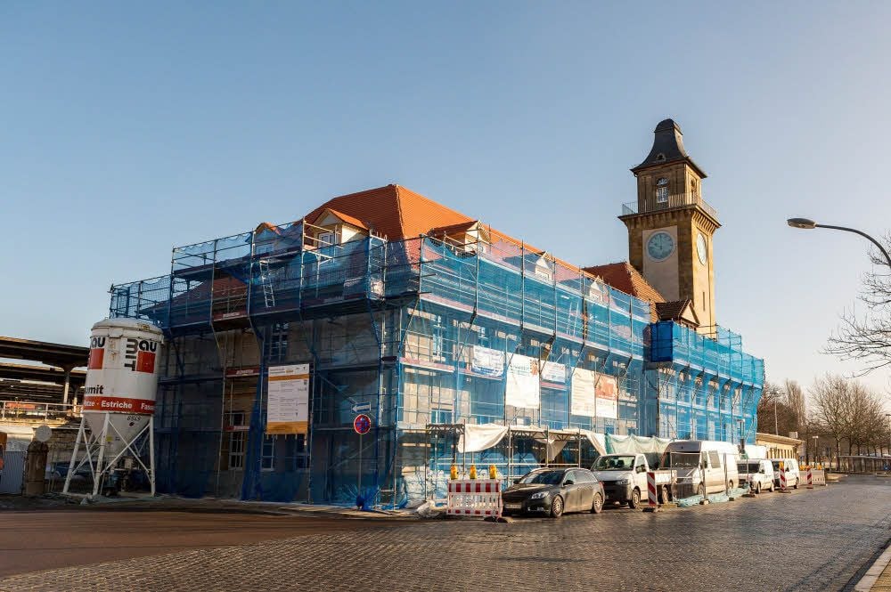 Der Zeitzer Bahnhof ist zurzeit Großbaustelle. Bereits zum 31. März wird der Westflügel fertig, der Bereich links vorn im Bild.