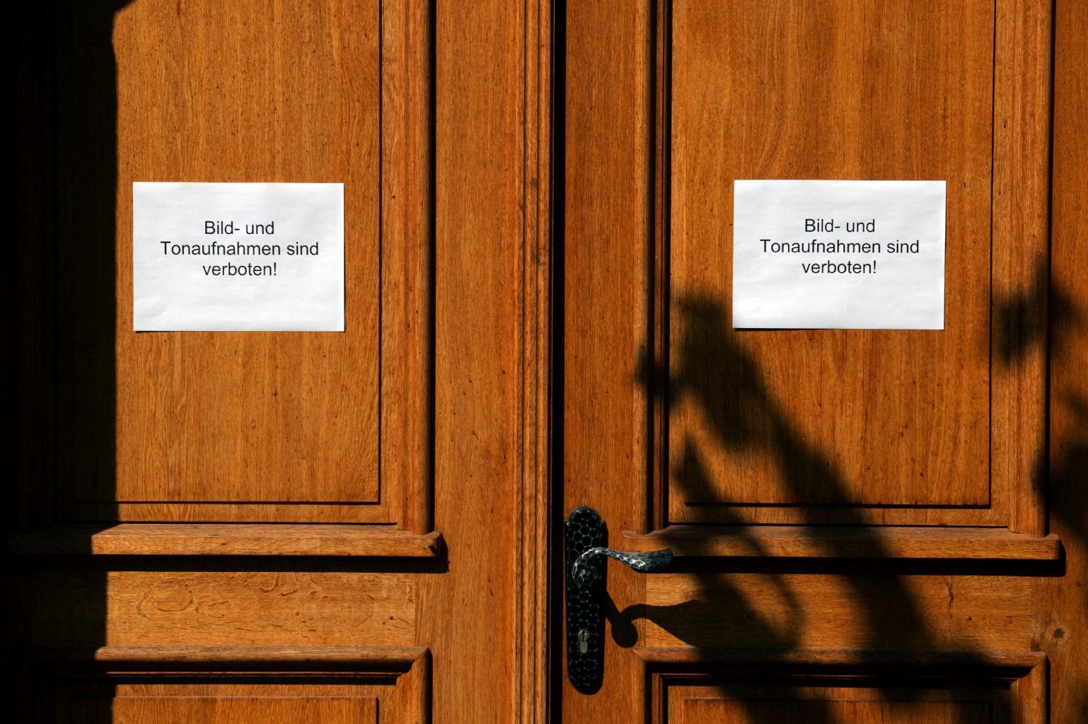 Am Eingang der Evangelisch-Lutherischen Kirche Sora in Sora (Sachsen) hängen am 21.08.2015 Zettel mit der Aufschrift "Bild- und Tonaufnahmen sind verboten!". Die entführte und ermordete Anneli aus Sachsen wird am Samstag kommender Woche (29.08.) auf dem Friedhof in Sora beigesetzt.