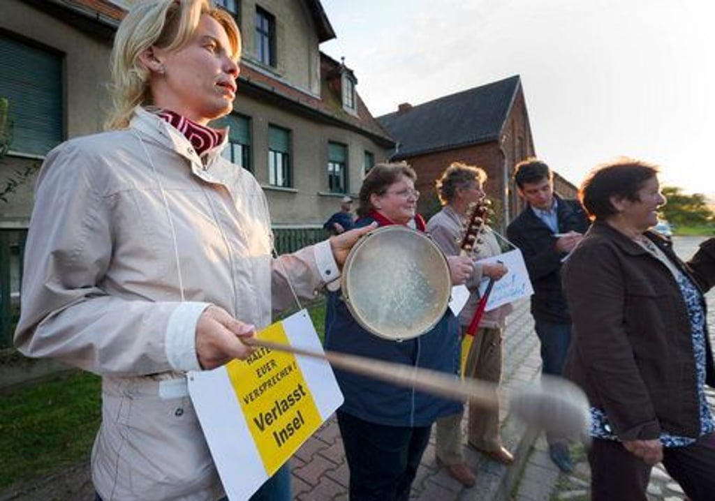 Anwohner protestieren am 19.09.11 in Stendal im Ortsteil Insel mit Trommeln, Rasseln und einem Schild mit der Aufschrift «Haltet Euer Versprechen! Verlasst Insel» gegen zwei zugezogene aus der Sicherungsverwahrung entlassene Sexualstraftäter vor dem Haus, in dem die Sexualstraftäter untergebracht sind. (FOTO: DAPD)