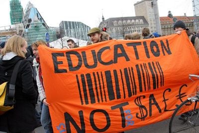 Studenten aus ganz Deutschland laufen in einem Protestmarsch gegen Studiengebühren und für bessere Studienbedingungen durch Leipzig. (FOTO: DPA)