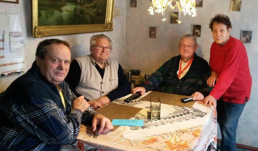 Gertrud und Helmut Kleebusch sowie ihre Nachbarn Heinz Richter und Peter Lier freuen sich zum einen, dass im Staakener Weg etwas gemacht wird, berichten aber auch über Beschwernisse für Anwohner.