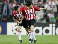 Der Koreaner Ji-Sung Park (re.) vom PSV Eindhoven feiert seinen Treffer zum 1:0 mit seinem koreanischen Teamkollegen Young-Pyo Lee. (Foto: dpa)