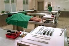 Blick in einen Sektionssaal des Charite Instituts für Gerichtliche Medizin der Humboldt-Universität Berlin (Archivfoto vom 01.02.1996). (Foto: dpa)