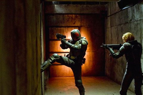Karl Urban als Judge Dredd und Olivia Thirlby als Judge Cassandra Anderson im 3D-Kinofilm «Dredd» (FOTO: DPA)