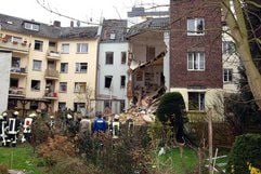 Mitarbeiter des THW und der Feuerwehr arbeiten in Mönchengladbach in den Trümmern eines durch eine Gasexplosion eingestürzten Hauses. (Foto: dpa)