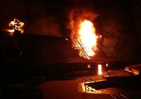 Ein Versorgungstrakt des Waldhofbads Wernigerode steht am Donnerstagmorgen bei Wernigerode in Flammen. (FOTO: DAPD)
