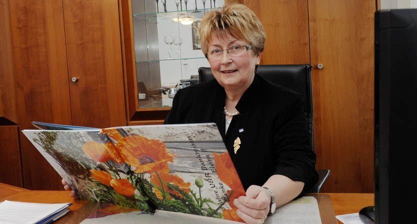 Elvira Gräbe blättert im Fotobuch, das sie geschenkt bekam.